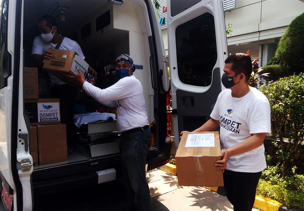 Bantuan APD tersebut berupa masker N-95 8210 sebanyak 900 buah, masker KN 95 sebanyak 3.600 buah, surgical mask sebanyak 26.500 buah, gloves 13 ribu buah, surgical gloves 500 buah, obgyn gloves steril 500 buah, obgyn gloves non steril 500 buah, hazmat disposible 1.000 buah, gloggles 200 buah, shoe cover 10 ribu buah, face shield 200 buah, dan apron 700 buah.