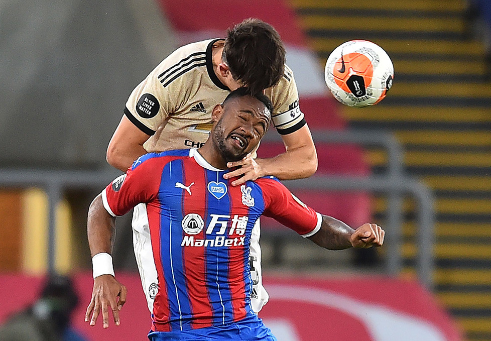 Pemain kedua kesebelasan saling berbalas serangan sejak awal laga. Namun pertahanan yang kokoh membuat gol sulit tercipta.