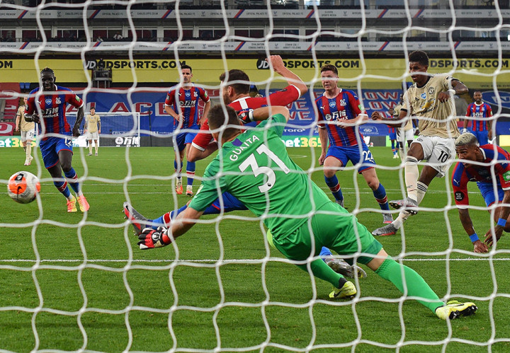 Kebuntuan akhirnya pecah pada menit pertama injury time ketika Marcus Rashford berhasil mengecoh hadangan Patrick van Aanholt, sebelum melepaskan tembakan keras ke pojok kanan bawah gawang lawan demi membuka keunggulan MU. Skor 0-1 bertahan hingga jeda.