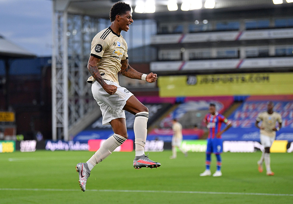 Rashford melakukan selebrasi usai menjebol gawang tuan rumah. 