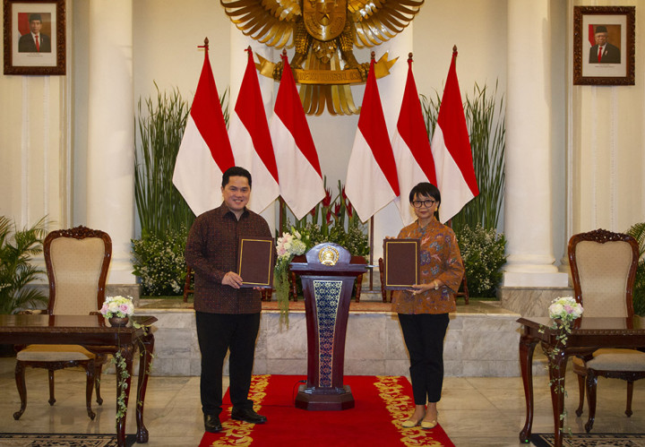 Menteri Luar Negeri Retno Marsudi (kanan) dan Menteri Badan Usaha Milik Negara (BUMN) Erick Thohir (kiri) menunjukkan berkas seusai menandatangani Nota Kesepahaman Kerja Sama Diplomasi Ekonomi untuk mendukung BUMN Go Global di Gedung Pancasila, Kementerian Luar Negeri, Jakarta, Jumat, 17 Juli 2020.