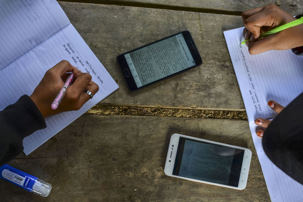 Pelajar yang tinggal di desa terpecil seperti di Desa Pasawahan, Kabupaten Ciamis, Jawa Barat, terpaksa mengerjakan tugas sekolah di luar rumah.