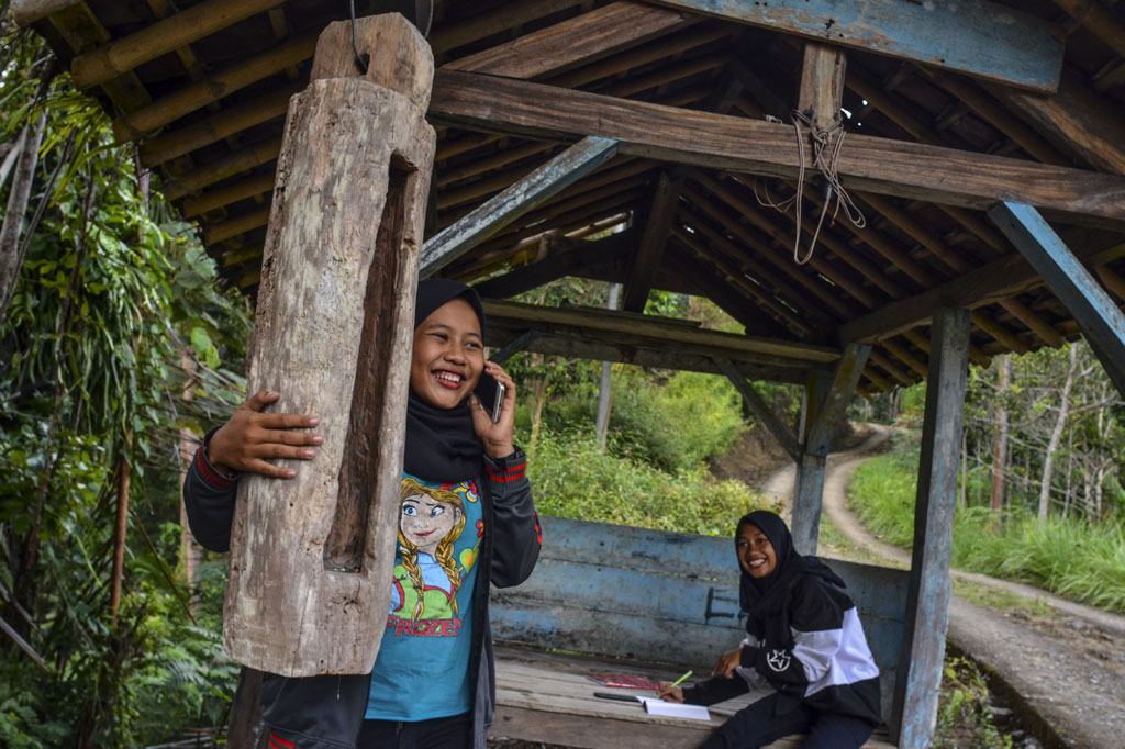 Hal itu karena keterbatasan jaringan internet, sedangkan sekolah hanya bisa memfasilitasi kegiatan belajar mengajar (KBM) secara daring mengunakan aplikasi WhatsApp Grup serta Facebook Messenger.