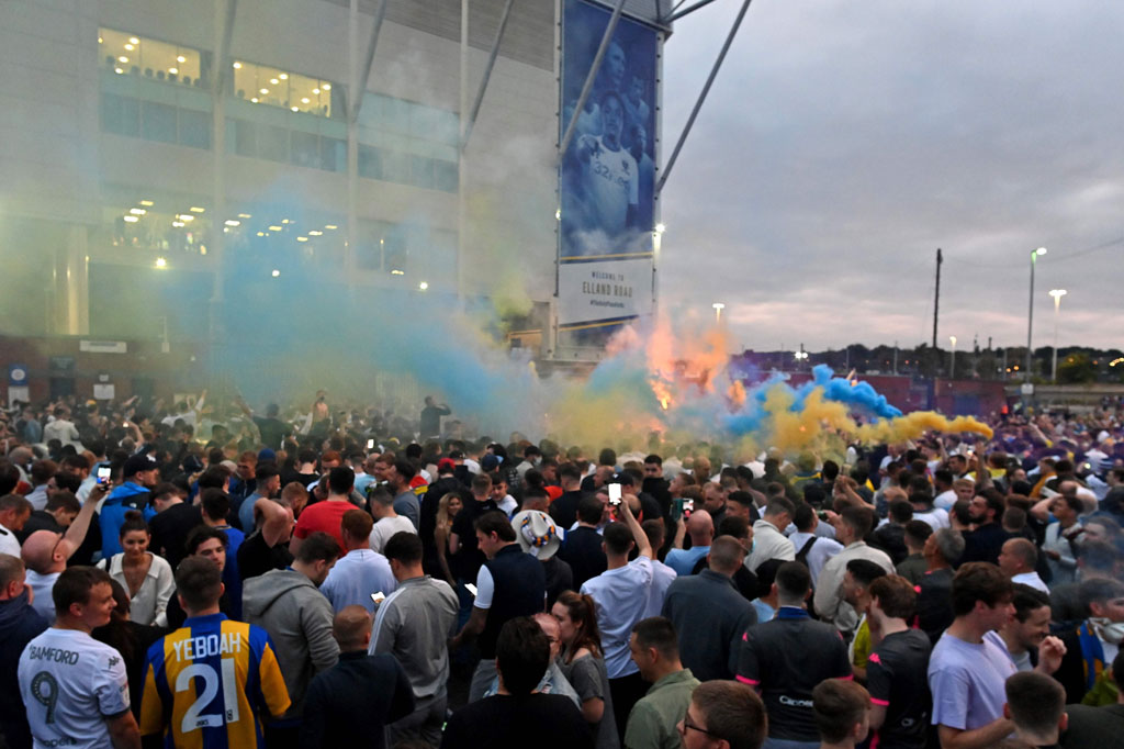 Ribuan fans berkumpul di Kota Leeds dengan menyalakan flare dan bernyanyi menyambut kembalinya klub kesayangan mereka di Liga Premier.