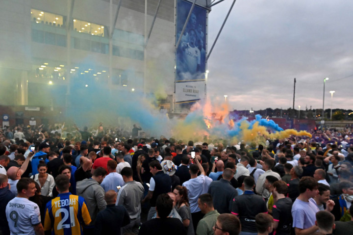 Ribuan fans berkumpul di Kota Leeds dengan menyalakan flare dan bernyanyi menyambut kembalinya klub kesayangan mereka di Liga Premier.