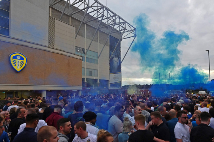 Leeds mengakhiri penantian panjang selama 16 tahun dan dipastikan kembali ke Liga Premier setelah saingan terdekatnya West Bromwich Albion kalah 1-2 dari Huddersfield Town. 