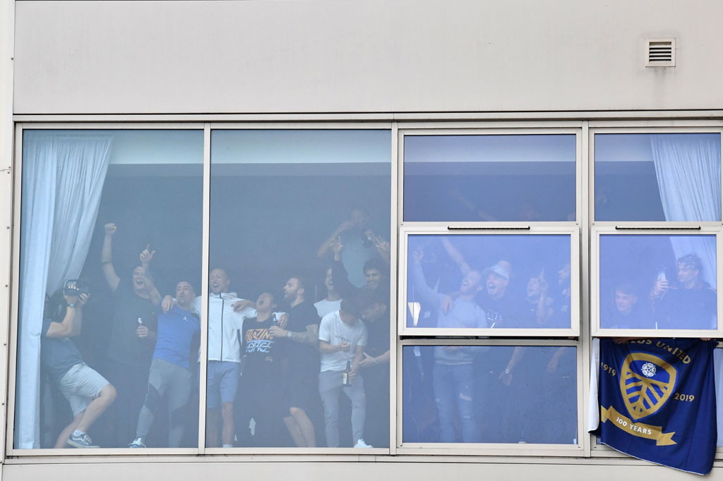 Leeds merupakan salah satu klub terbesar di Inggris, dengan banyak penggemar fanatik mereka di seluruh negeri dan secara teratur menarik lebih dari 30.000 penonton saat laga di kandang, meskipun bertahun-tahun kurang berprestasi.