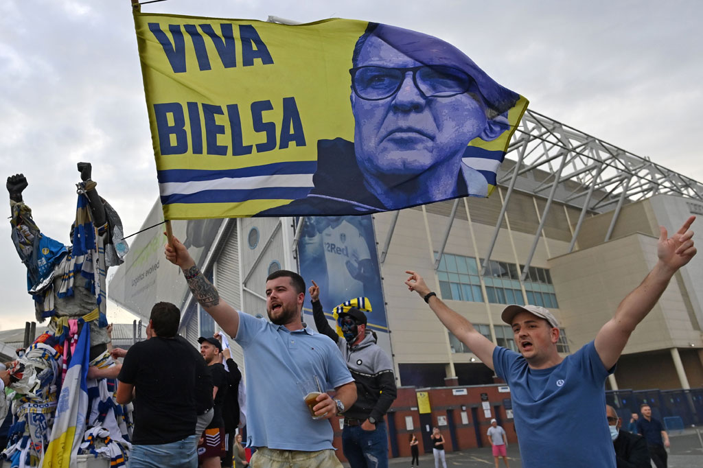 Leeds harus melewati 14 manajer berbeda setelah terdegradasi pada 2004 dari Liga Premier, sampai raksasa yang sedang tidur itu dibangunkan oleh mantan bos Lazio dan Marseille Bielsa. 