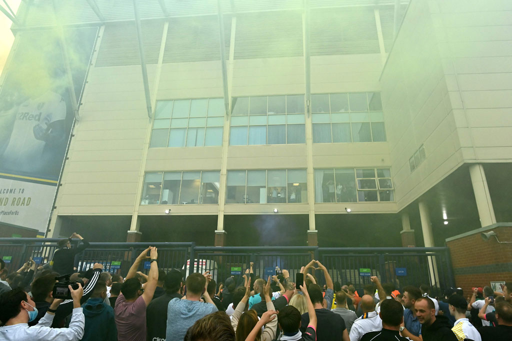 Leeds kini mengemas 87 poin, unggul 5 poin atas West Bromwich, dan bisa meraih gelar  Championship jika mereka imbang melawan Derby di Pride Park pada Minggu, 19 Juli 2020.