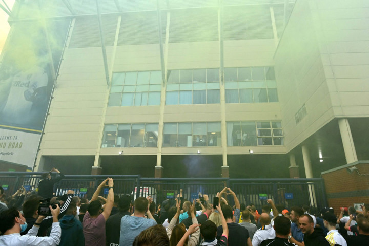 Leeds kini mengemas 87 poin, unggul 5 poin atas West Bromwich, dan bisa meraih gelar  Championship jika mereka imbang melawan Derby di Pride Park pada Minggu, 19 Juli 2020.