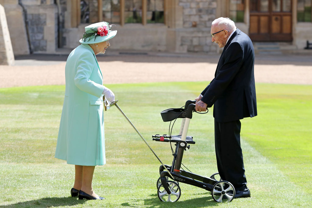 Veteran Perang Dunia II Kapten Tom Moore dihormati sebagai Ksatria (Knighthood) karena mengumpulkan jutaan pound sterling untuk amal kesehatan Inggris selama pandemi virus korona.