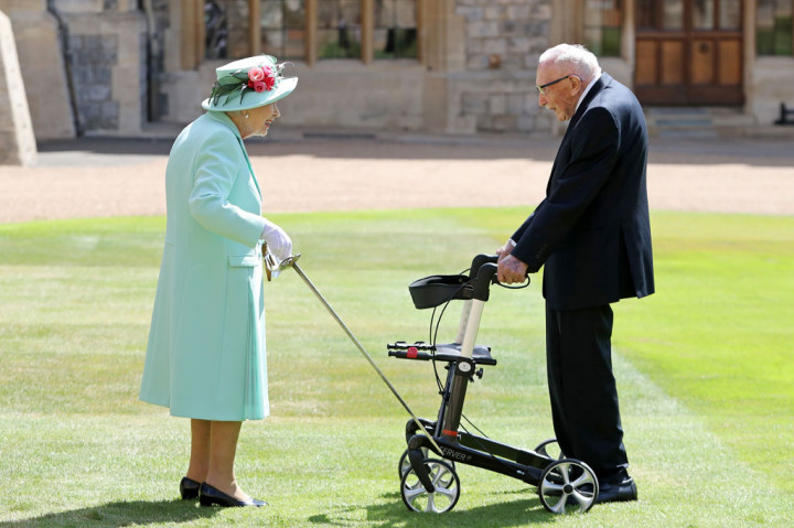 Veteran Perang Dunia II Kapten Tom Moore dihormati sebagai Ksatria (Knighthood) karena mengumpulkan jutaan pound sterling untuk amal kesehatan Inggris selama pandemi virus korona.