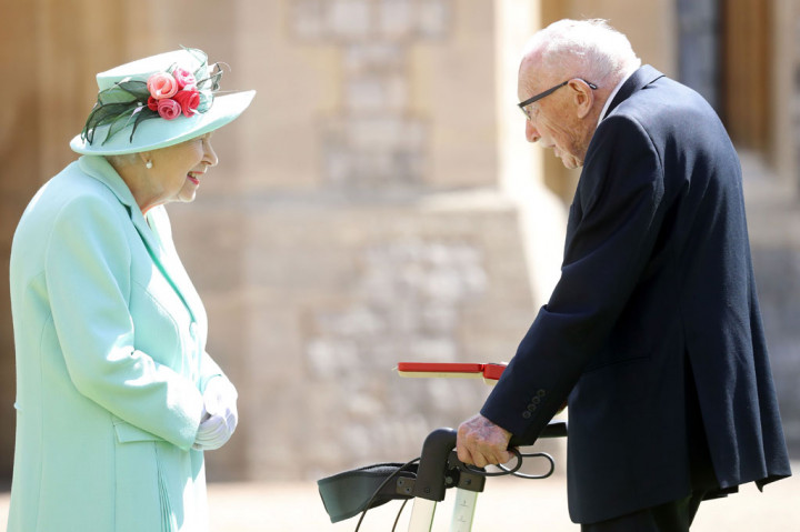 Kapten Tom Moore mengumpulkan hampir £33 juta (sekitar Rp600 miliar) dengan menyelesaikan 100 putaran di kebunnya dengan berjalan kaki, untuk memenangkan hati di seluruh Inggris dan pujian di seluruh dunia.