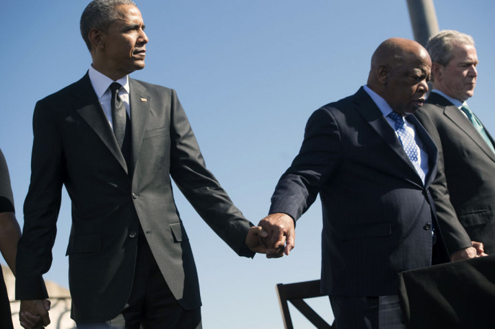 Lewis menderita patah tulang tengkorak pada hari yang dikenal sebagai 'Minggu Berdarah'. 50 tahun kemudian pada 2015, ia berjalan melintasi jembatan bergandengan tangan dengan Barack Obama, presiden kulit hitam pertama negara itu, untuk menandai ulang tahun Selma dalam pawai damai ke Montgomery.