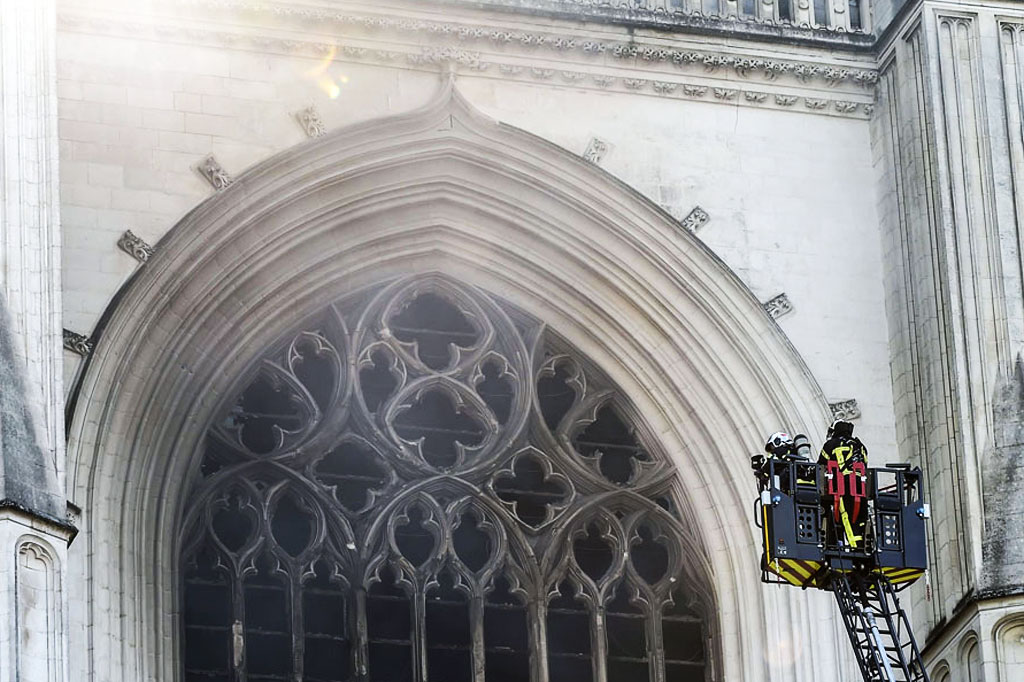 Puluhan petugas pemadam kebakaran berjuang melawan kebakaran besar di dalam sebuah katedral di kota Nantes, Prancis barat, Sabtu, 18 Juli 2020.