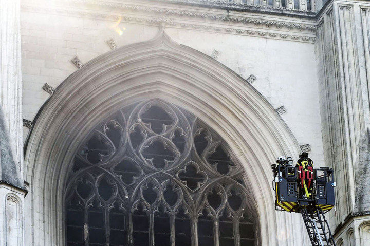 Puluhan petugas pemadam kebakaran berjuang melawan kebakaran besar di dalam sebuah katedral di kota Nantes, Prancis barat, Sabtu, 18 Juli 2020.