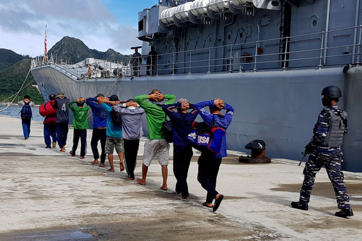 Kapal beserta ABK dan barang bukti ikan hasil tangkapan diamankan untuk pemeriksaan lebih lanjut di Pelabuhan Fasilitas Labuh (Faslabuh) TNI AL di Selat Lampa, Natuna, Kepulauan Riau, Sabtu, 18 Juli 2020.