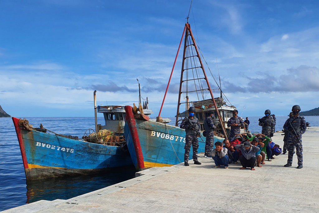 KRI Yos Sudarso-353 berhasil menangkap kedua KIA tersebut di perairan Pulau Sekatung dan mengamankan 10 WNA beserta barang bukti ikan hasil tangkapannya, Jumat, 17 Juli 2020.