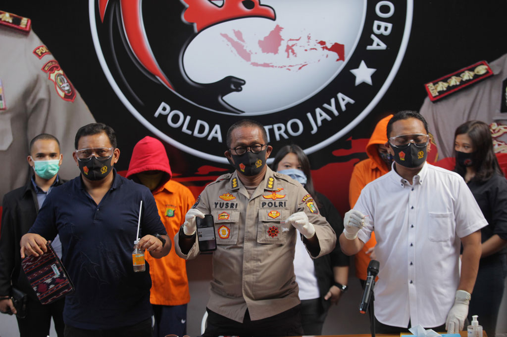 Yusri menjelaskan Catherine ditetapkan sebagai tersangka atas kepemilikan dan penyalahgunaan barang bukti narkotika jenis sabu. Saat dilakukan penangkapan, petugas juga menemukan barang bukti berupa dua paket sabu seberat 0,43 gram dan 0,66 gram serta satu buah alat isap sabu. 