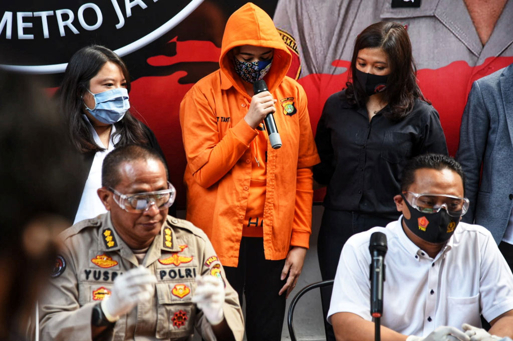 Petugas menjerat Catherine yang biasa disapa 'Keket' tersebut dengan Pasal 112 dan 114 KUHP tentang penyalahgunaan narkotika. 