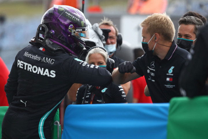 Pemuncak klasemen sementara, Valtteri Bottas terpaut 0,107 dan finis P2 di kualifikasi untuk mengamankan dua posisi start terdepan bagi Mercedes, demikian laman resmi F1.
