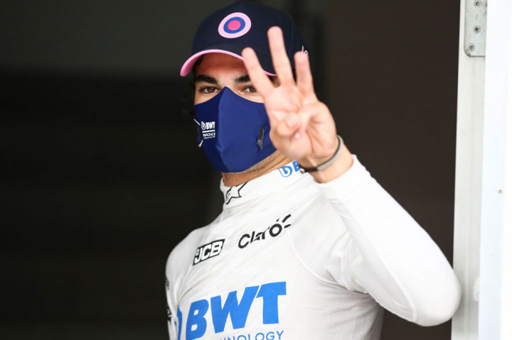 Di belakang mobil W11 dengan 'livery' hitam itu, terdapat dua mobil Racing Point yang dikendarai oleh Lance Stroll dan Sergio Perez di start balapan Minggu, 19 Juli 2020 nanti.