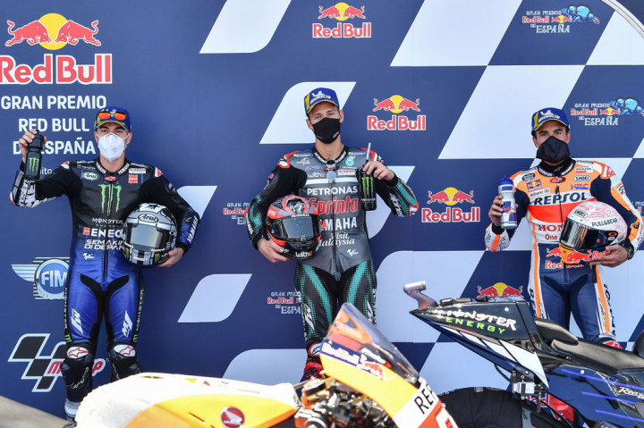 (Dari kiri) Pembalap Monster Energy asal Spanyol Maverick Vinales, pembalap Petronas Yamaha Fabio Quartararo, dan pembalap Repsol Honda Marc Marquez berada di atas panggung setelah sesi kualifikasi MotoGP Grand Prix Spanyol di Jerez de la Frontera pada Sabtu 18 Juli 2020.