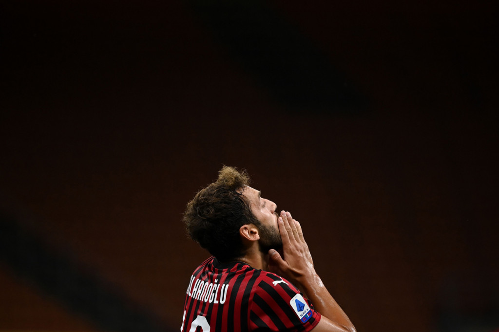 Hakan Calhanoglu melakukan selebrasi usai mencetak gol ke gawang Bologna.
