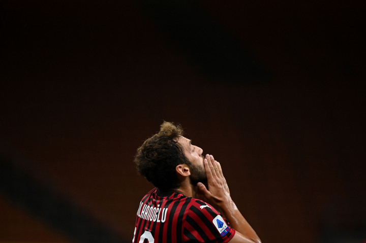 Hakan Calhanoglu melakukan selebrasi usai mencetak gol ke gawang Bologna.
