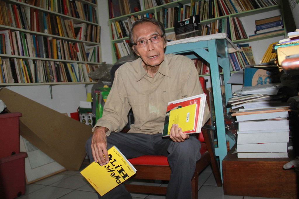 Sapardi menghembuskan napas terakhir di Rumah Sakit Eka Hospital BSD, Tangerang Selatan. Almarhum sebelumnya dirawat di rumah sakit karena menurunnya fungsi organ tubuh. MI/Iwan J Kurniawan