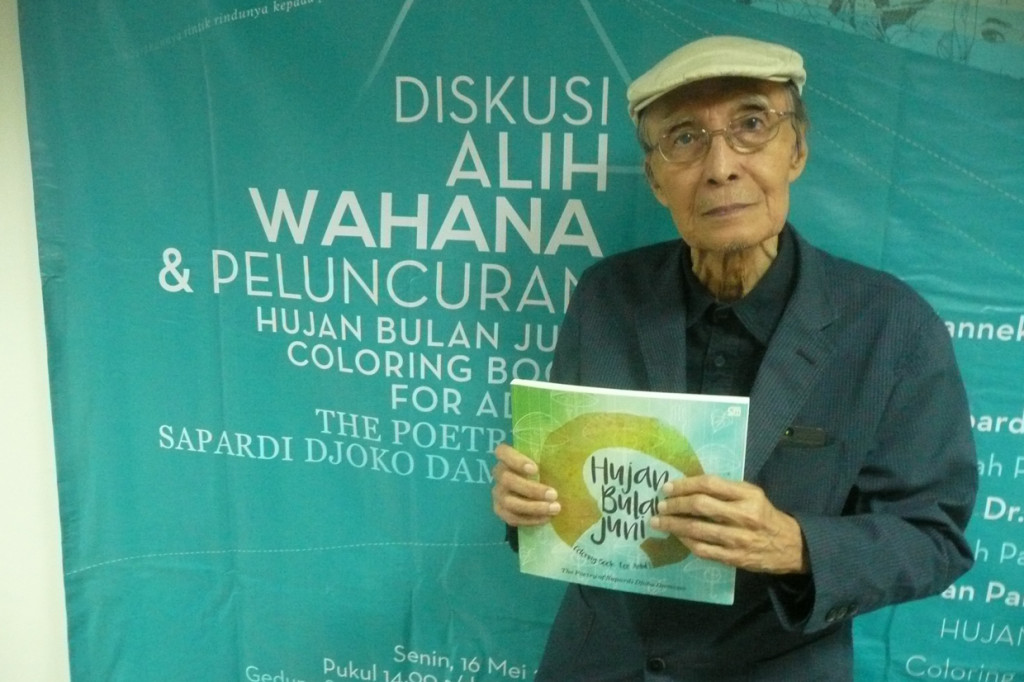 Beberapa puisinya yang terkenal di masyarakat seperti Hujan Di Bulan Juni, Aku Ingin, Yang Fana Adalah Waktu, dan lainnya. ANTARA Foto/Dodo Karundeng