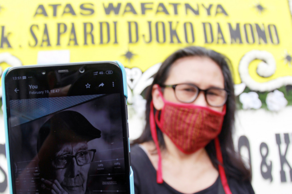 Sastrawan Indonesia Sapardi Djoko Damono meninggal dunia karena penurunan fungsi organ tubuh di usia 80 tahun.