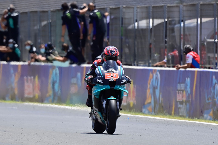 Rider Petronas Yamaha itu menyentuh garis finis pertama dengan catatan waktu 41 menit 23.796 detik.