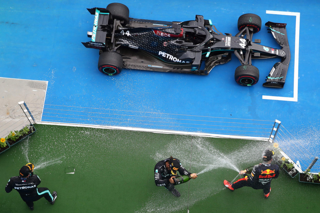 Hamilton berhasil unggul dengan selisih 8,702 detik dari Max Verstappen (Red Bull Racing). AFP Photo/Mark Thompson
