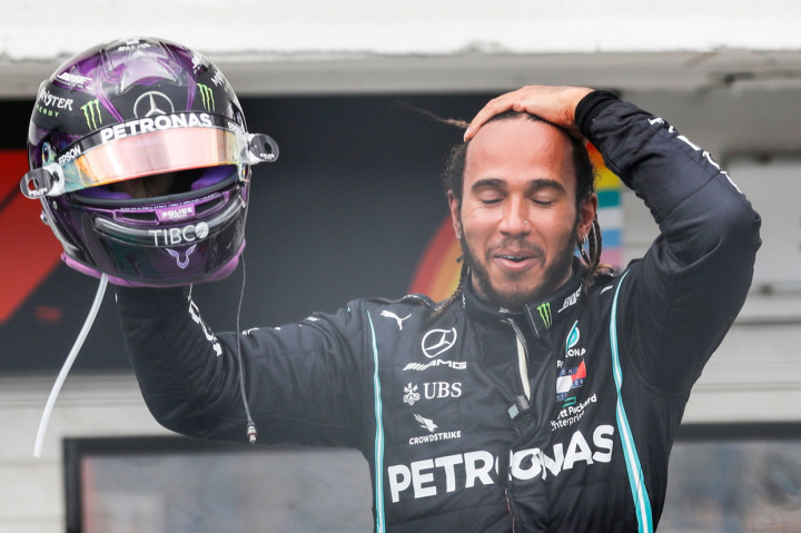 Kemenangan ini membuat Hamilton menyamai catatan milik pebalap legendaris asal Jerman, Michael Schumacher. Ini juga merupakan kemenangan keduanya di musim ini, setelah sebelumnya juga meraih podium tertinggi di GP Styria pekan lalu. AFP Photo/Leonhard Foeger