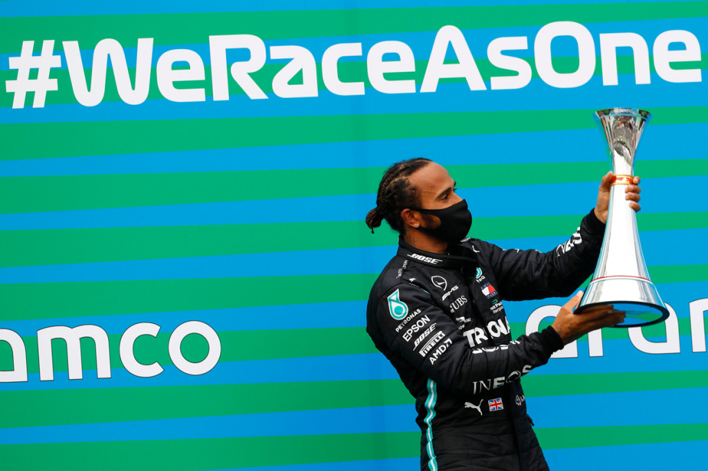 Selain memuncaki klasemen sementara pebalap, ia pun juga menorehkan prestasi manis, yakni berhasil memenangi balapan sebanyak delapan kali di sirkuit yang sama. Sebelum tahun ini, Hungaroring sudah berhasil ditaklukkan Hamilton di tahun 2007, 2009, 2012, 2013, 2016, 2018, dan 2019. AFP Photo/Leonhard Foeger