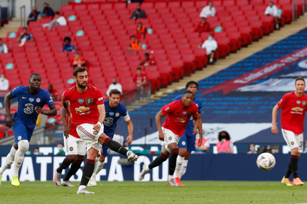 Sedangkan gol hiburan untuk MU hadir dari penalti Bruno Fernandes (85'). AFP Photo/Alastair Grant