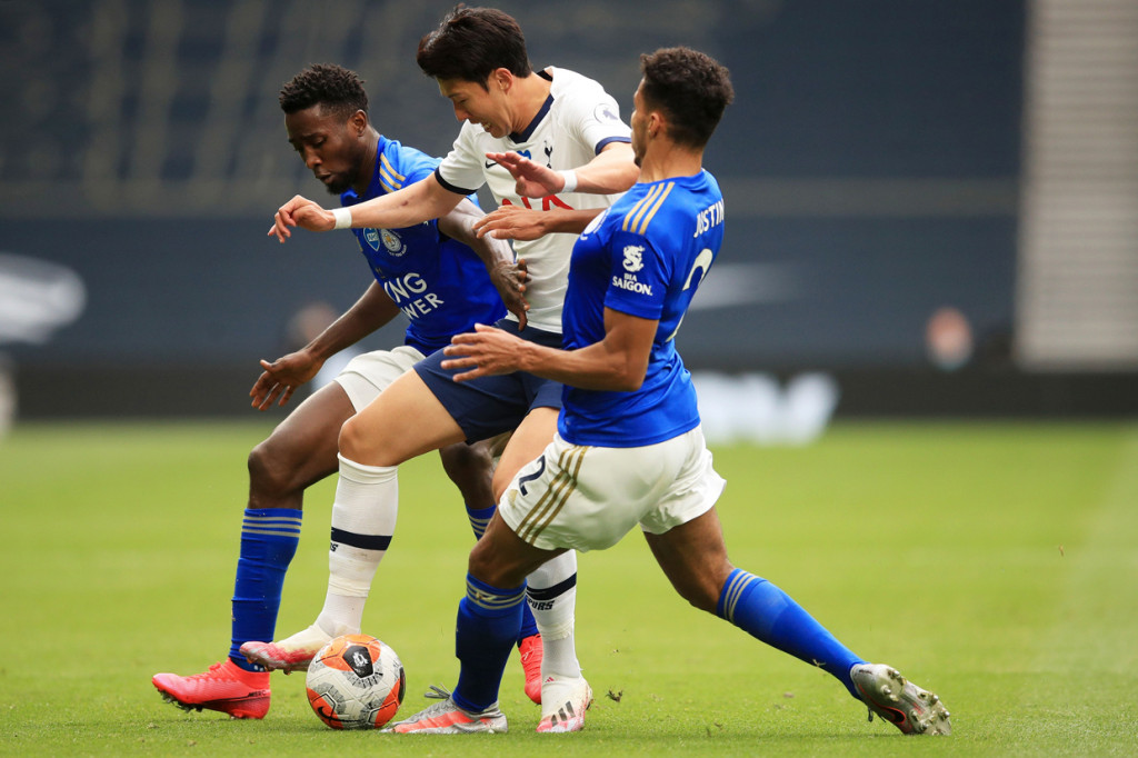 The Lilywhites langsung unggul 3-0 di babak pertama. Justin James mencetak gol bunuh diri di menit keenam. AFP Photo/Adam Davy