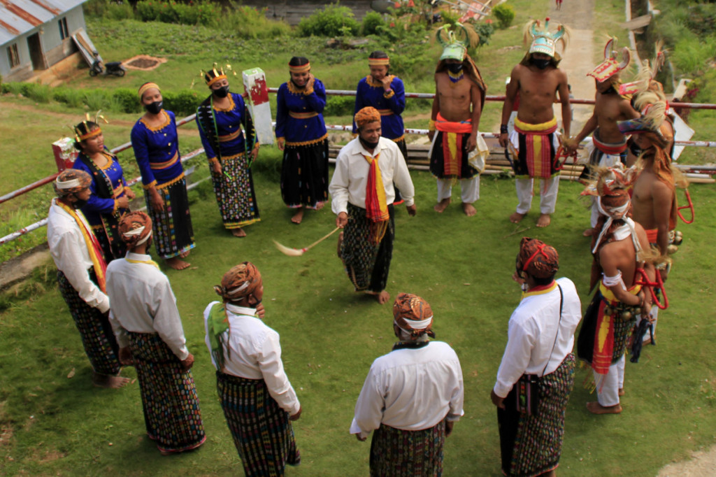 Sejumlah penari dan tetua adat berkumpul dan bernyayi bersama sebelum digelarnya atraksi tarian Caci di desa wisata Liang Ndara, Manggarai Barat, NTT.
