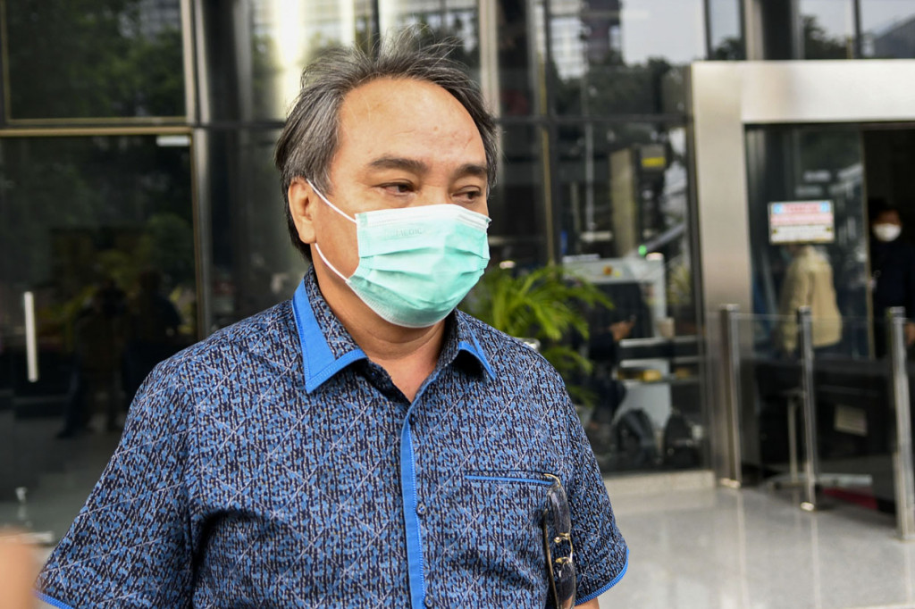Direktur dan Komisaris PT Sharleen Raya (JECO Group) Hong Arta John Alfred berjalan meninggalkan ruangan usai menjalani pemeriksaan di gedung KPK, Jakarta.