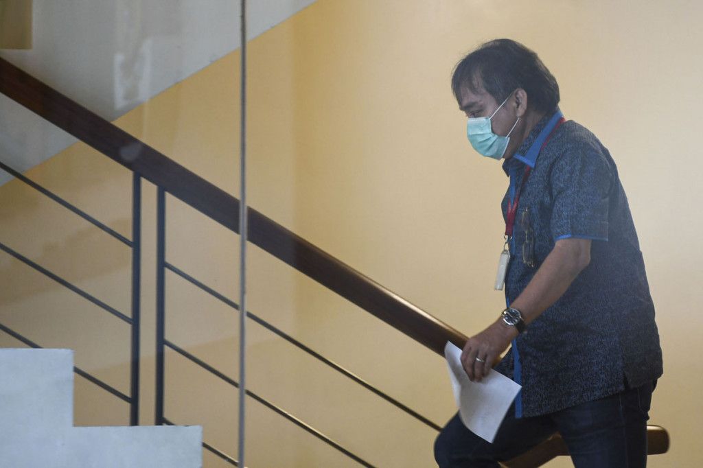 KPK memeriksa Hong Arta sebagai tersangka untuk kasus dugaan suap proyek Kementerian PUPR saat operasi tangkap tangan (OTT) pada Januari 2016 dengan mengamankan Damayanti Wisnu Putranti.