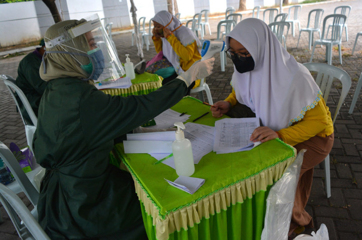 Untuk gelombang pertama Pesantren Tebuireng mengundang 578 dari total 976 santri kelas akhir yang telah mengisi formulir kesediaan kembali ke Ponpes, mereka selanjutnya akan menjalani karantina selama sepuluh hari kedepan sebelum masuk asrama.