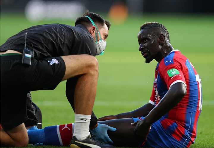 Crystal Palace yang berusaha meraih tiga kemenangan beruntun dalam lawatan ke Molineux harus kehilangan Mamadou Sakho pada menit ke-23 karena cedera. Bek Prancis itu meninggalkan lapangan digantikan Cheikhou Kouyate.