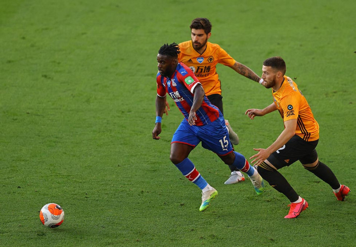 Empat menit kemudian tim besutan Roy Hodgson itu hampir memimpin ketika Willy Boly melakukan kesalahan dan bola dikirim Wilfried Zaha untuk diselesaikan Jeffrey Schlupp, tetapi tembakannya masih melenceng tipis di sisi gawang.