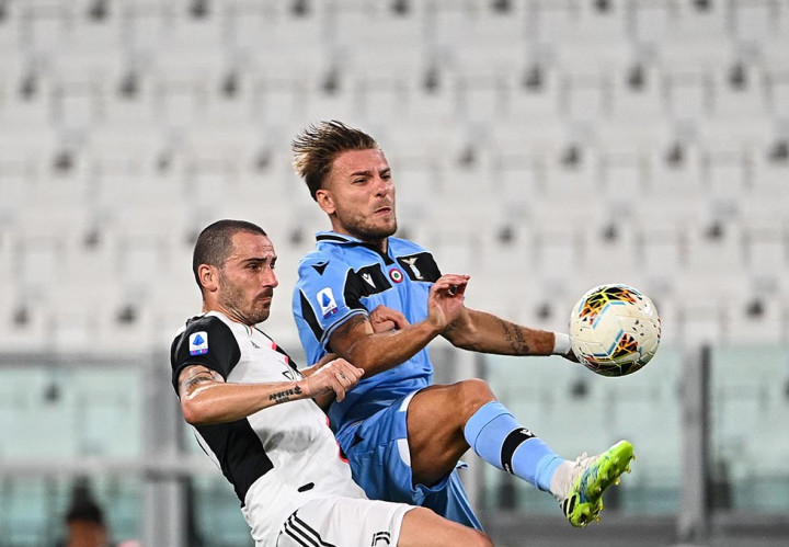 Bek Juve Leonardo Bonucci dipaksa bekerja keras sejak awal laga. Dia harus memblok umpan terobosan Ciro Immobile yang tertuju kepada Felipe Caicedo. Juve kemudian mencuri peluang lewat sundulan Alex Sandro namun masih membentur tiang gawang.