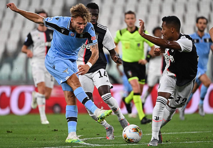 Lazio hampir unggul menjelang turun minum. Tembakan spekulatif Ciro Immobile masih membentur tiang gawang Juve, saat kiper tuan rumah Wojciech Szczesny sudah tidak mampu mengantisipasinya.