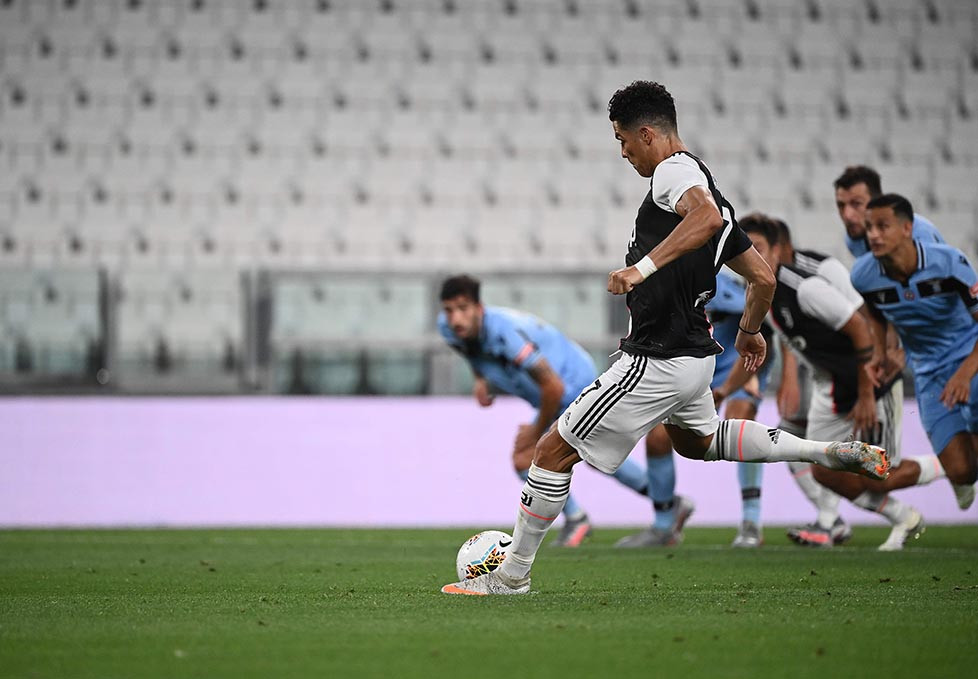 Lima menit babak kedua berjalan Juve mendapat hadiah penalti setelah peninjauan VAR menangkap Bastos handball saat memblok tembakan Ronaldo. CR7 yang menjadi eksekutor sukses melesakkan bola ke gawang tim tamu.