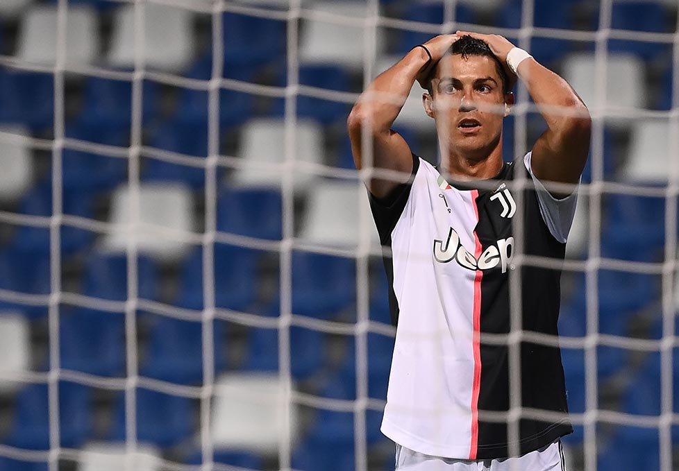 Ronaldo hampir mengukir trigol, namun sundulannya menyambut umpan silang Dybala masih mengenai mistar gawang.