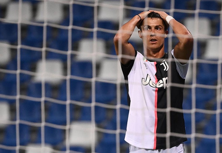 Ronaldo hampir mengukir trigol, namun sundulannya menyambut umpan silang Dybala masih mengenai mistar gawang.