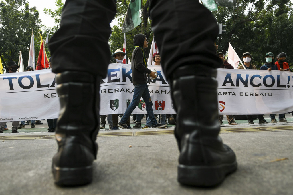 Sejumlah mahasiswa yang tergabung dalam Gerakan Nasional Tolak Reklamasi melakukan aksi di depan Balai Kota Jakarta.